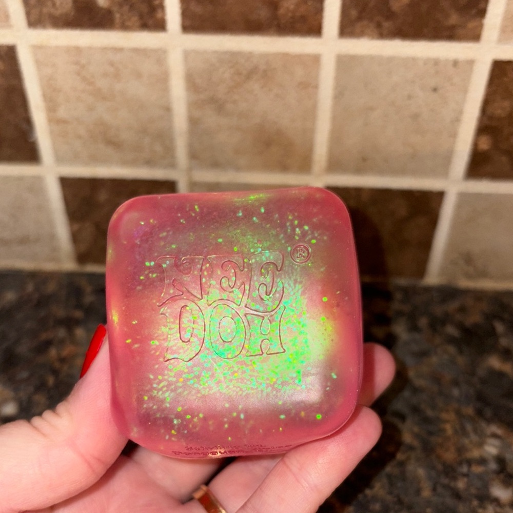 Needoh glitter and glow cube